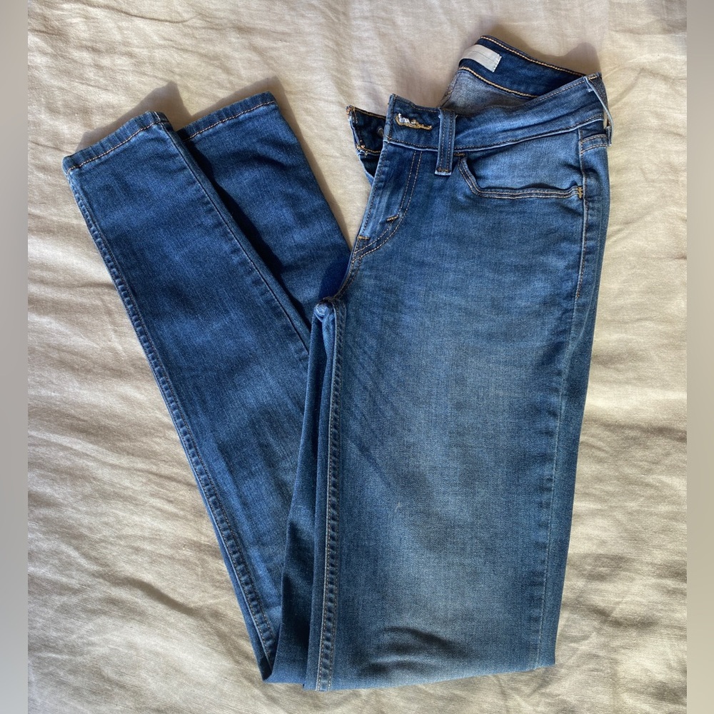 NWOT Levi’s medium wash skinny jeans, size 25